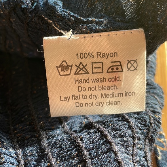 Adorable navy, silver, gold, floral crop top! - Picture 5 of 6